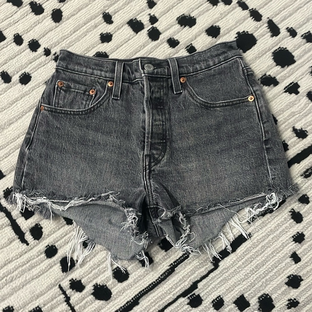 Black Levi’s 501 jean shorts size 25 women’s